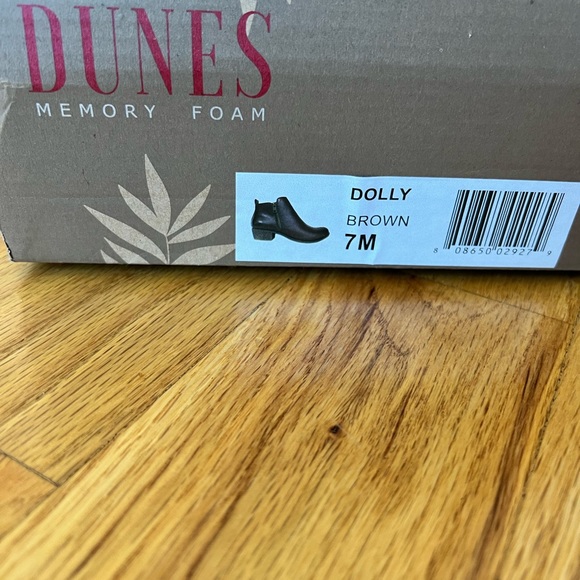 Brown Dunes memory foam boots size 7, new in box - Picture 2 of 5